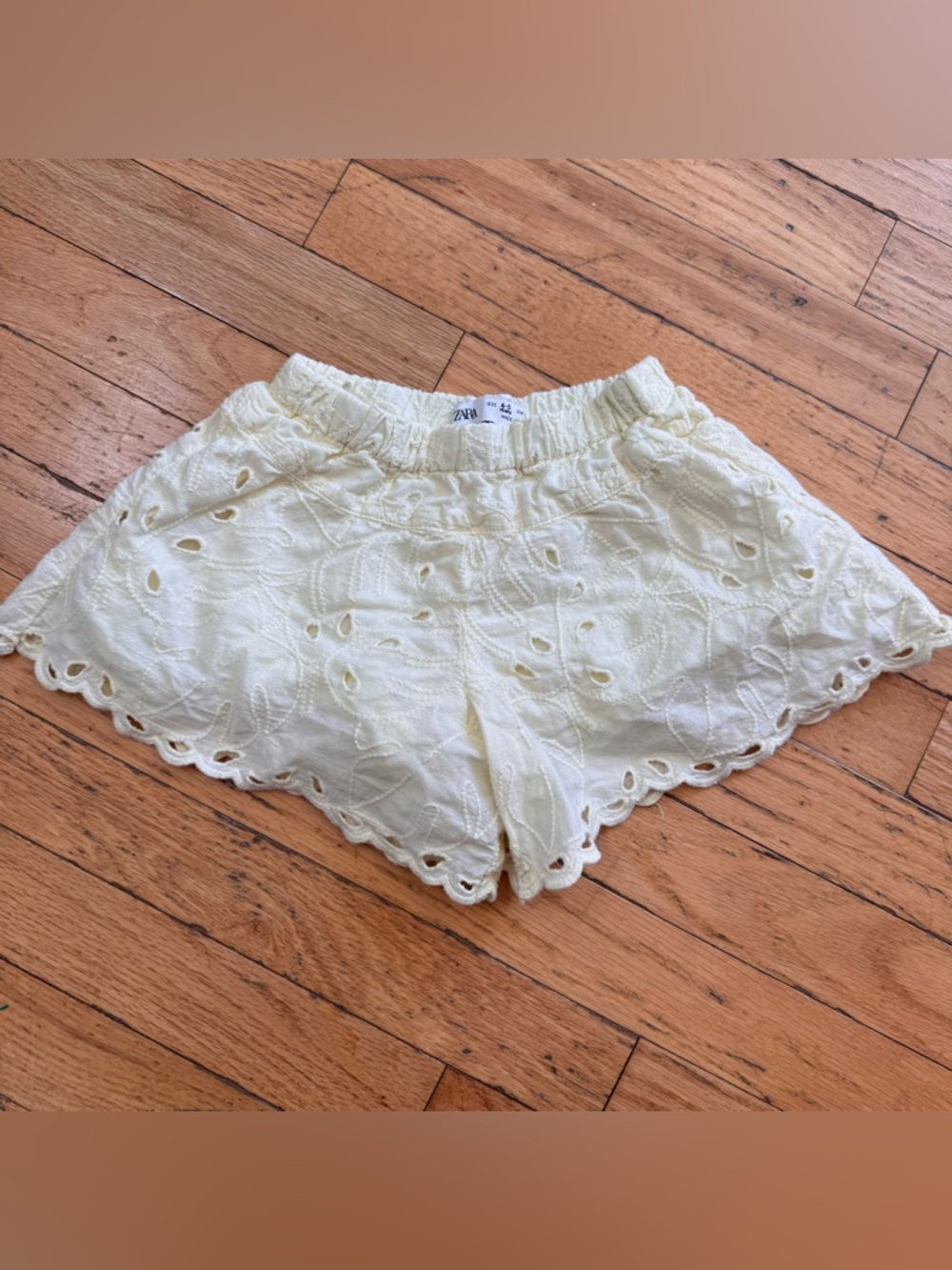 Zara yellow Cream Eyelet Scalloped High-Rise Shorts 4-5 girls